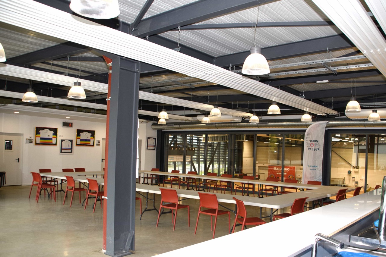 club-house-espace-reunion-espace-detente-complexe-pech-meja