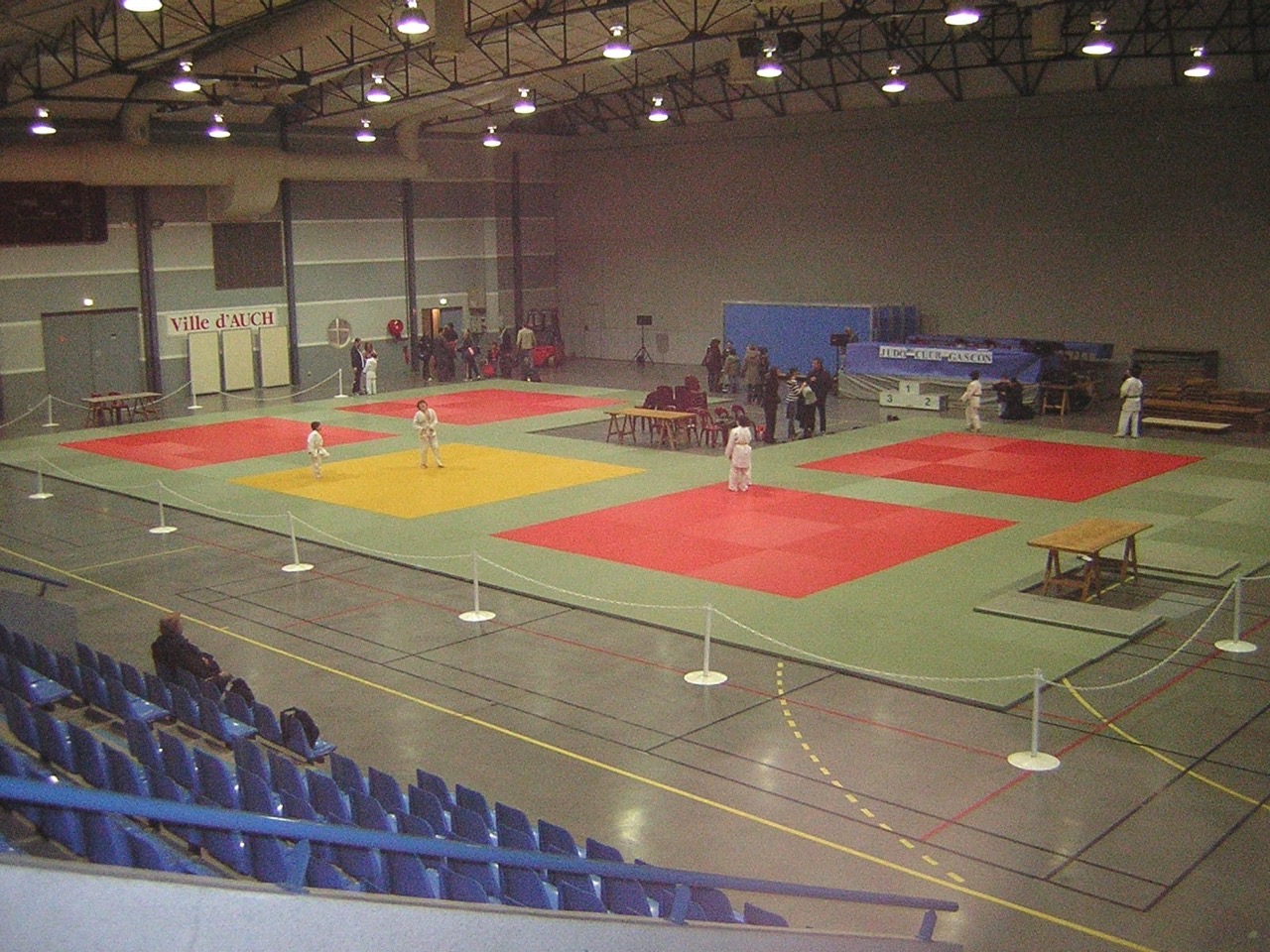 Competition-de-judo-avec-5-aires-de-combats