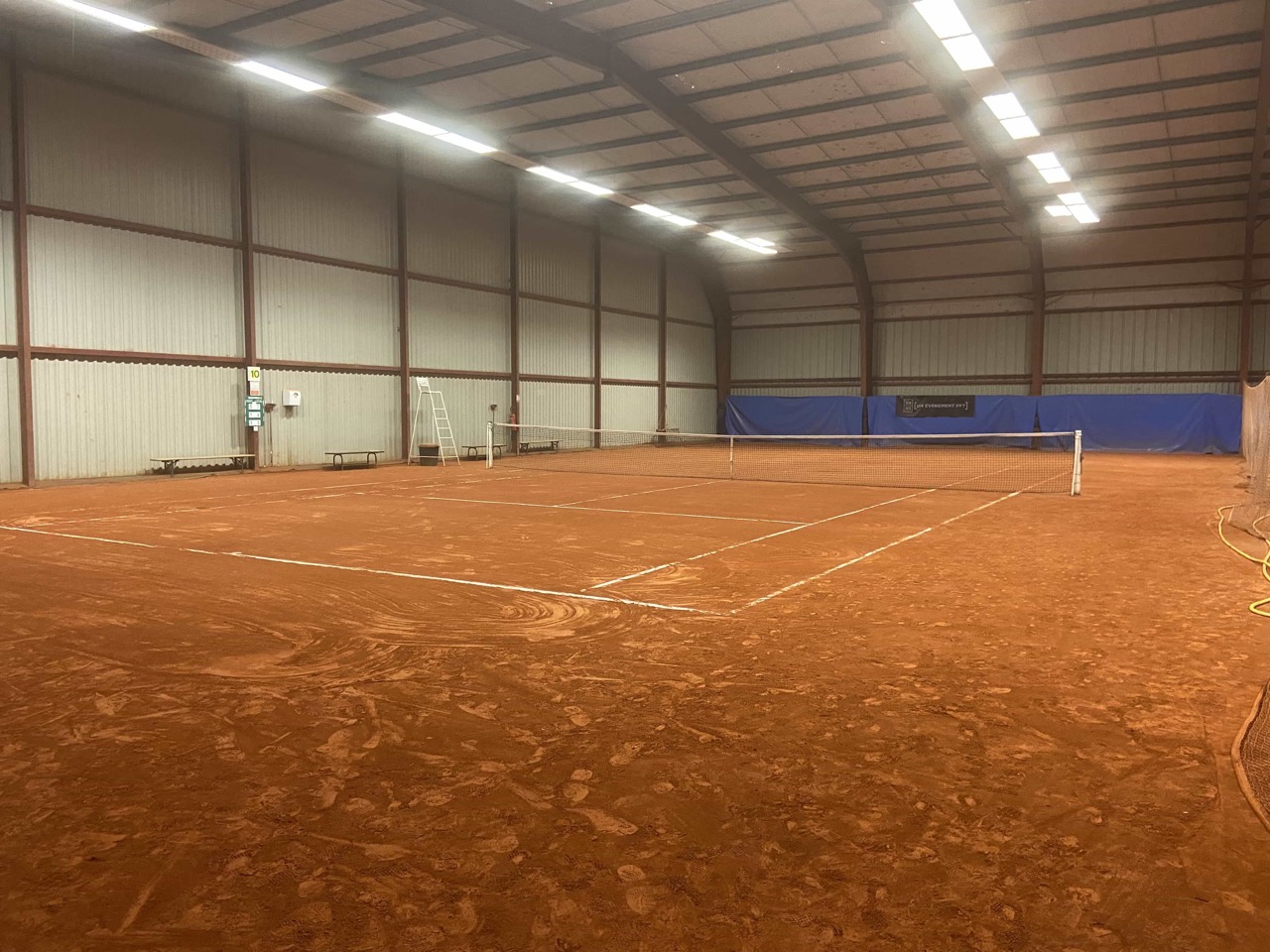 Court_interieur_Terre_battue_Tennis_Cami_Salie_Pau