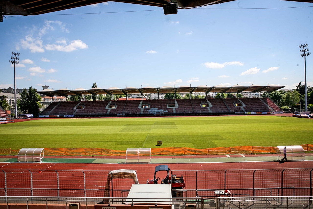 D-vue-du-terrain-dhonneur-engazonne