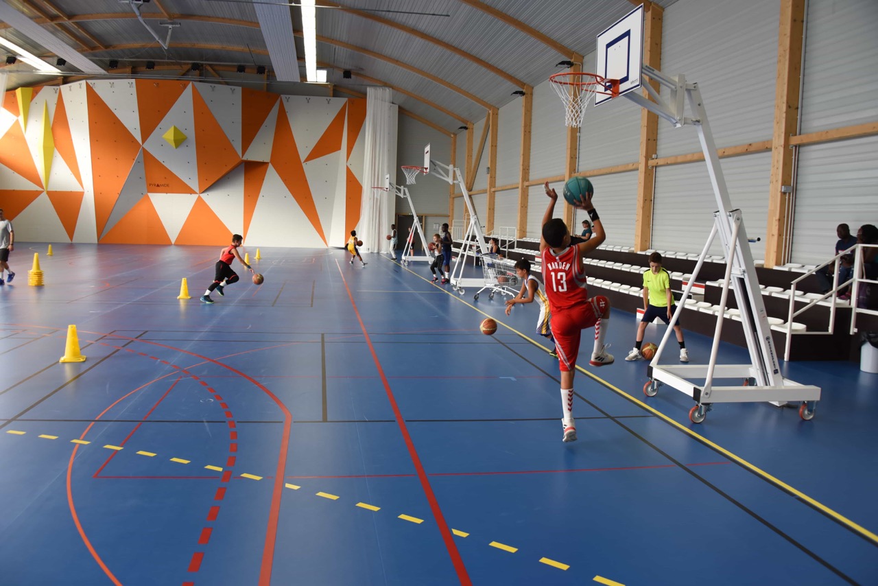 Jeunes-basketteurs-dans-la-salle