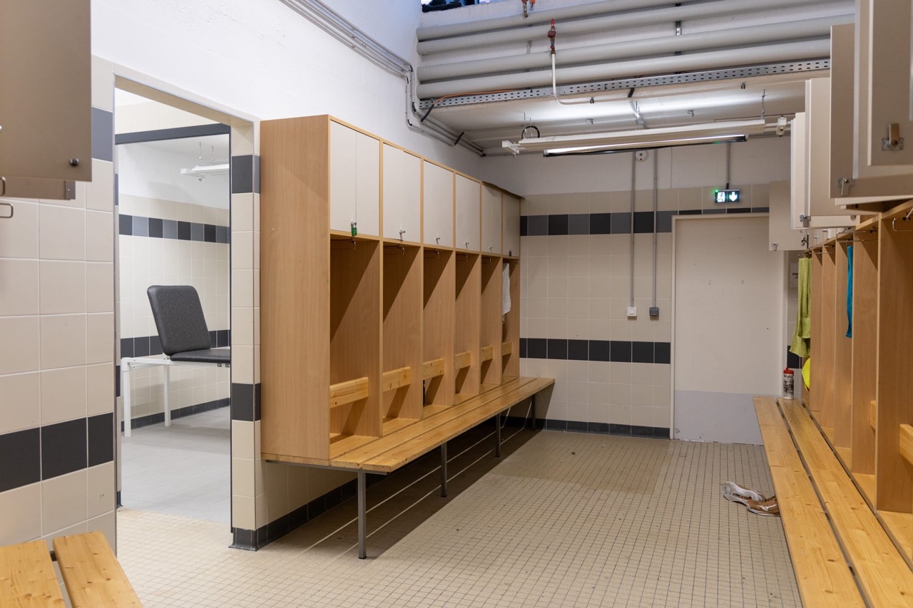 NM_PALAIS-DES-SPORTS-BEAULIEU_Salle-5000_Vestiaire-douches-visiteurs-1