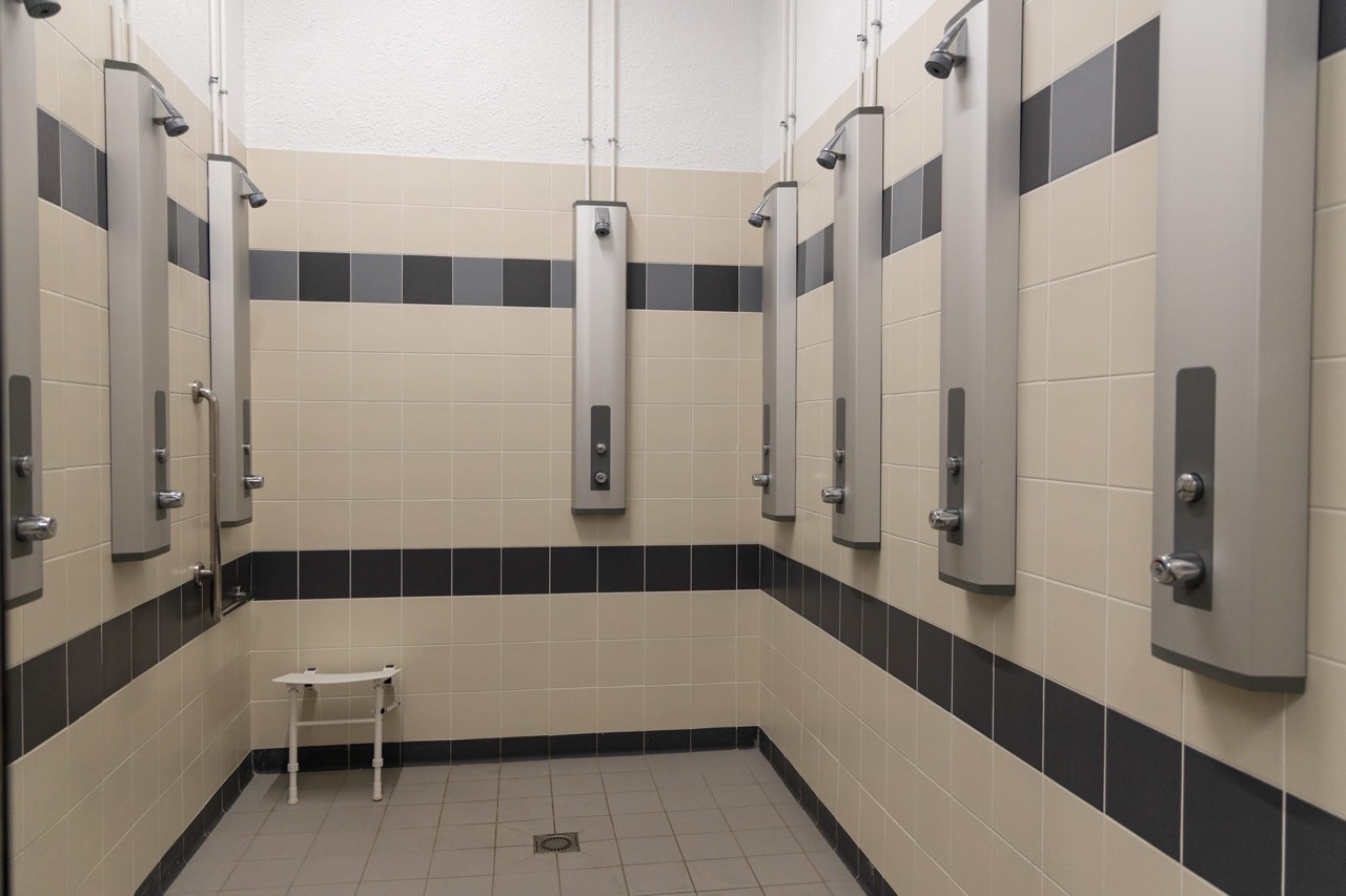 NM_PALAIS-DES-SPORTS-BEAULIEU_Salle-5000_Vestiaire-douches-visiteurs-2