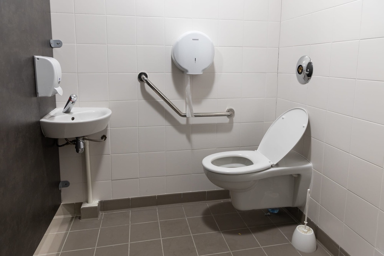 NM_SALLE-SPORTIVE-METROPOLITAINE_Salle-annexe_sanitaires-joueurs-PMR