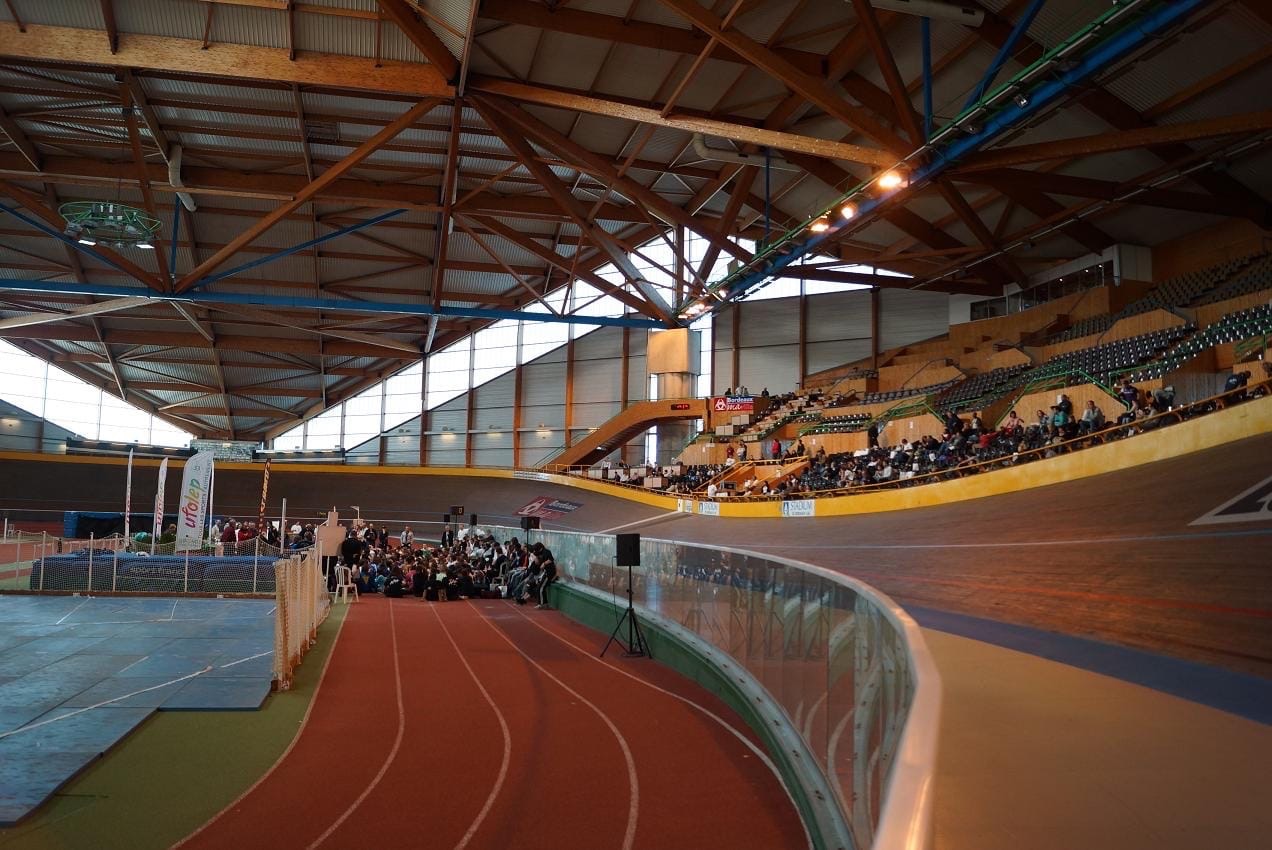 Piste-et-gradins-vue1