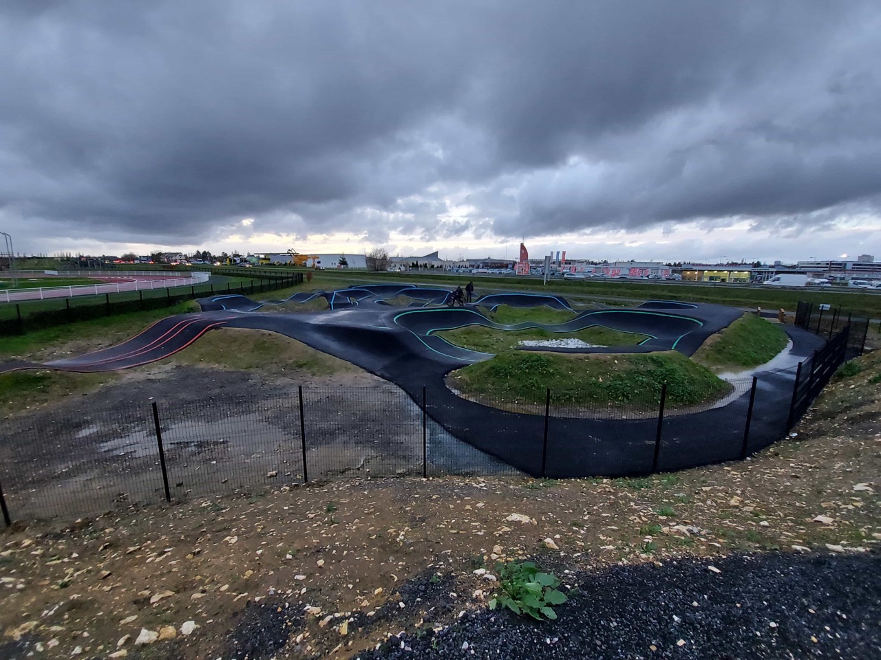 Pumptrack-bleu-et-vert