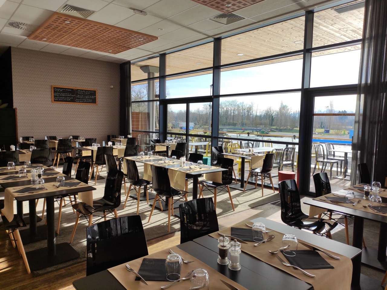 Restaurant_interieur_Stade_dEaux_Vives_Pau