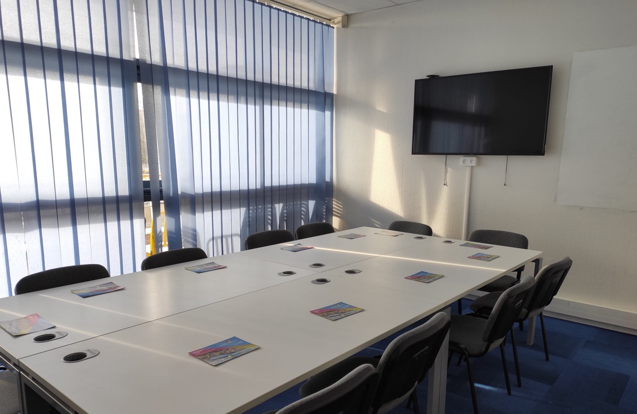 Salle_administrative_Stade_dEaux_Vives_Pau