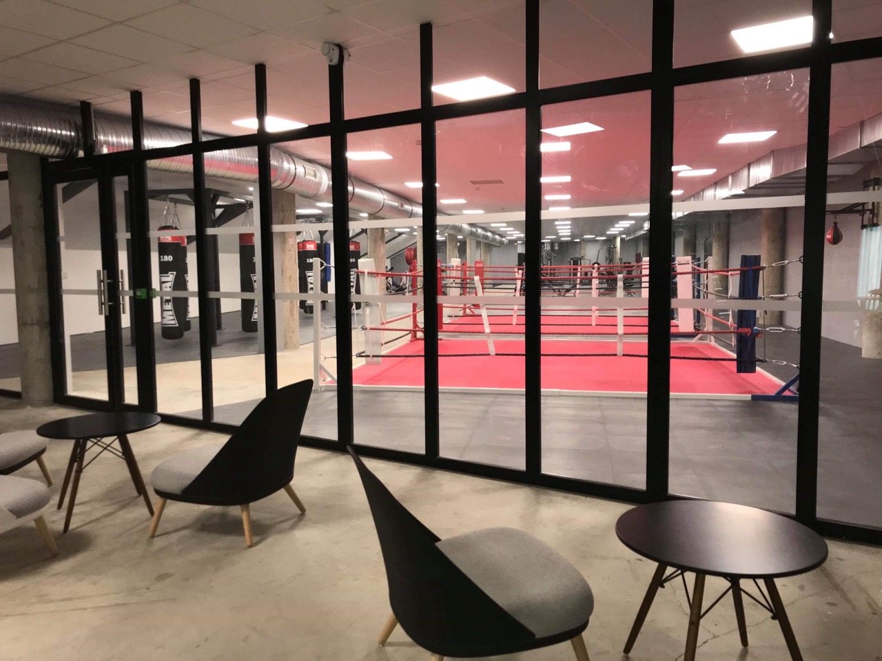 salle-detente-et-vue-salle-de-boxe