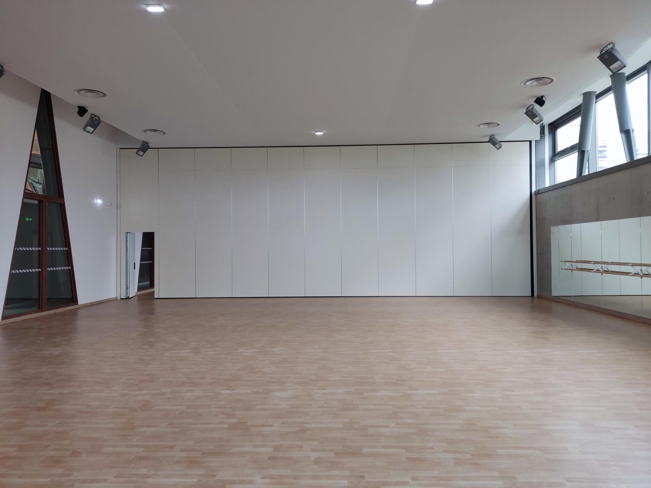Salle-polyvalente-Didie-Bello-300m²-Modulable-via-cloison-mobile