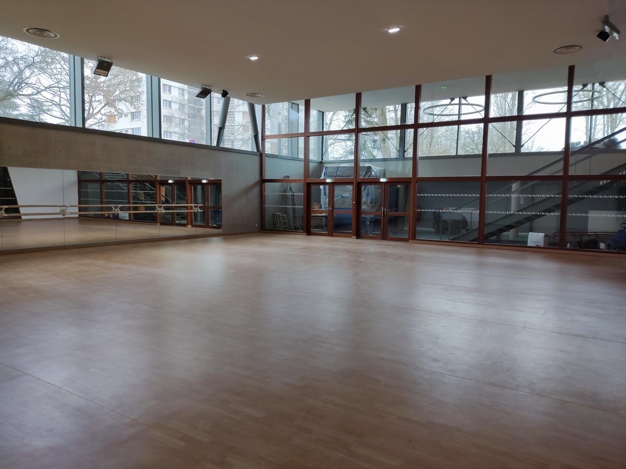 Salle-polyvalente-Didier-Bello-Mirroir-et-barre-de-danse