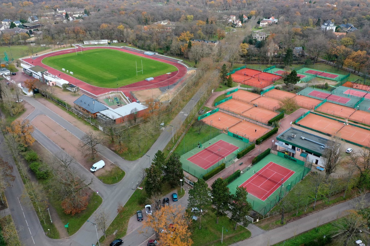 Stade-Club-House-parking-terrain-honneur©camara-sympaclub