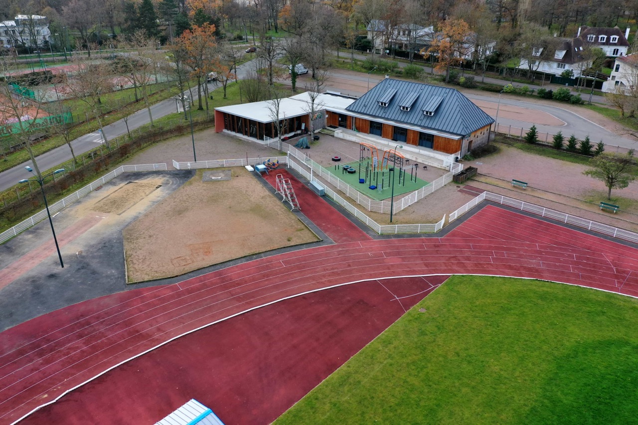 Stade-Salle-musculation-et-station-renforcement-musculaire-©camara-sympaclub