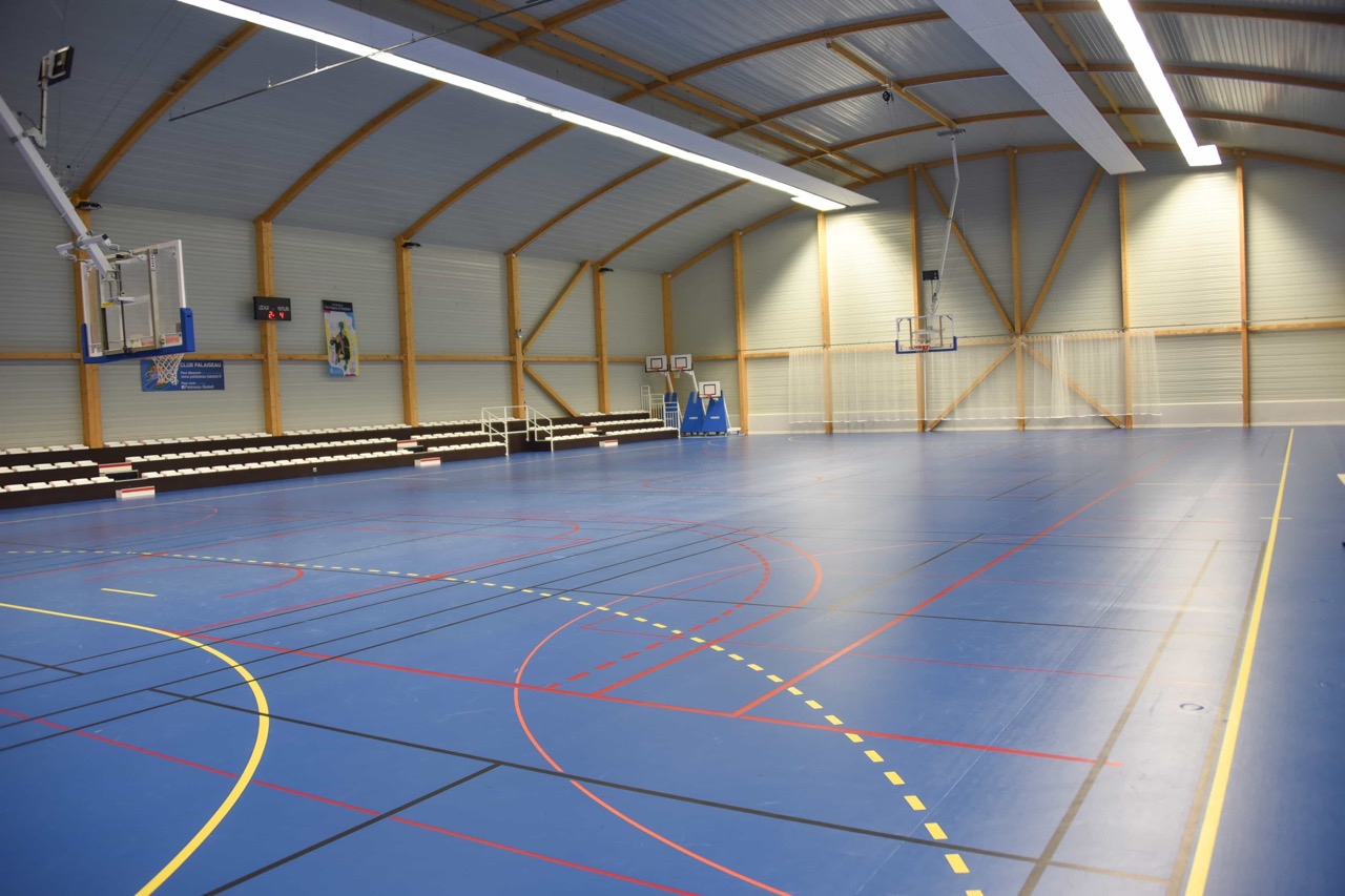 Terrain-de-basket-avec-paniers-basket-descendus