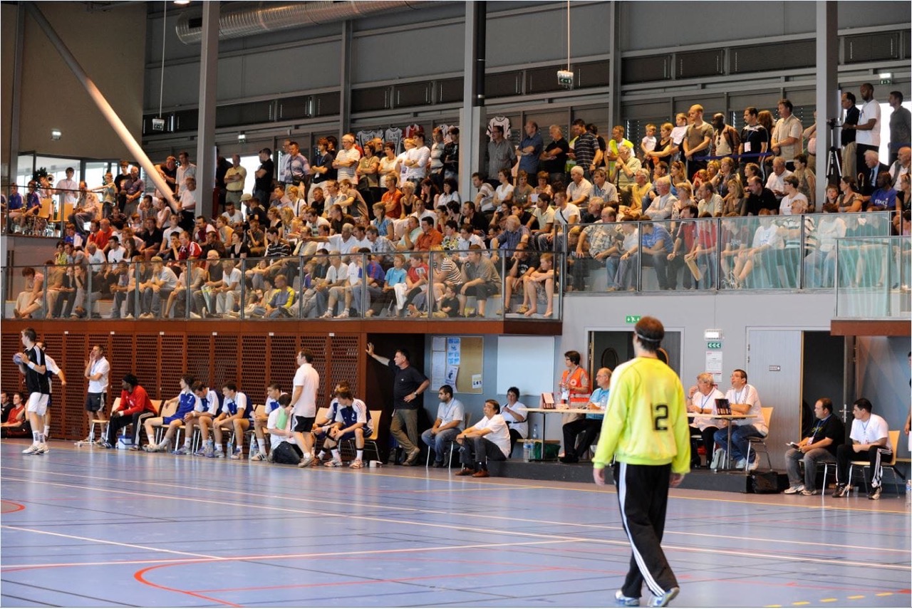 tribunes-remplies-