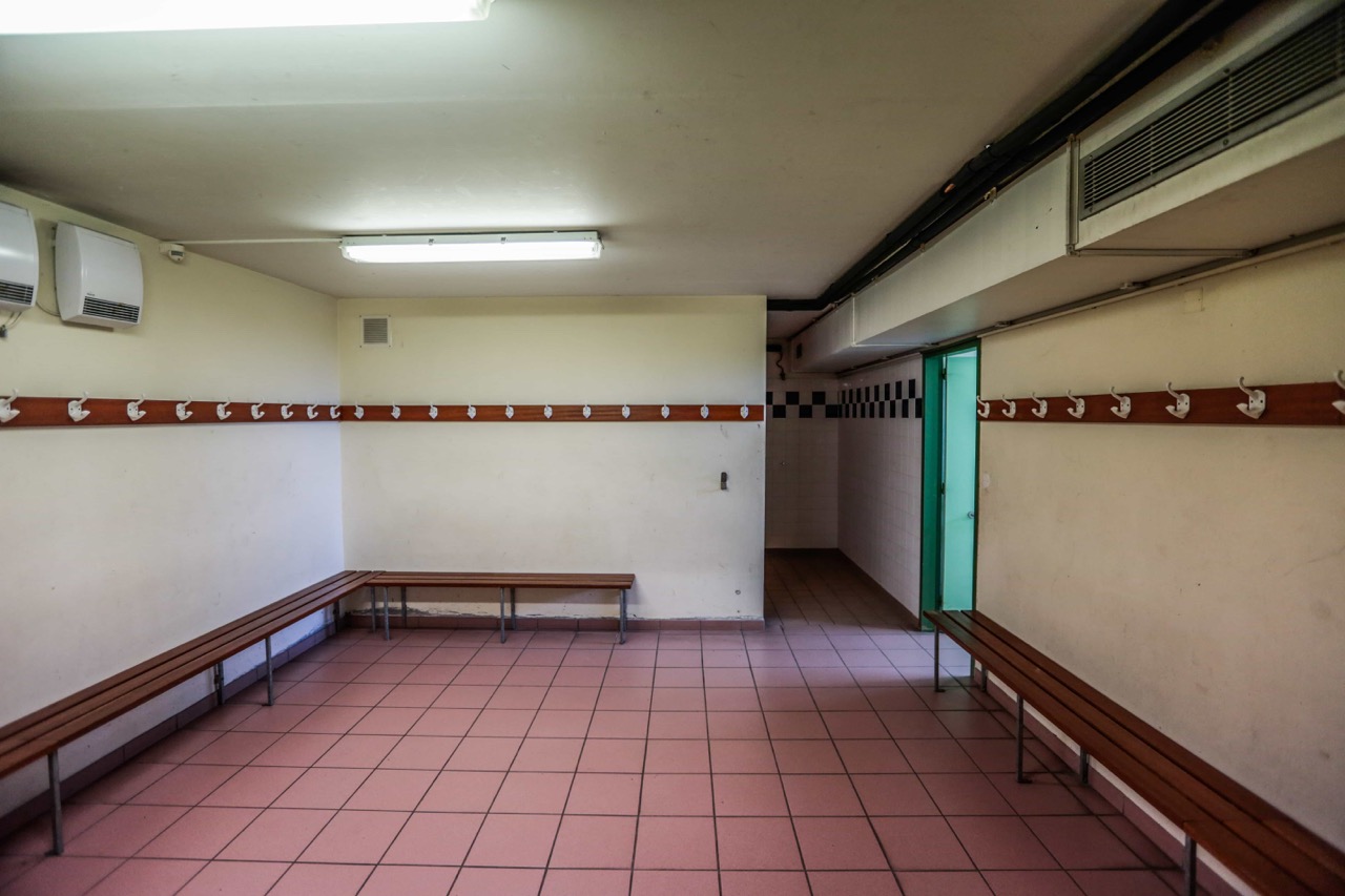 Vestiaires-Mur-a-gauche-Parc-des-Sports-de-Capbreton