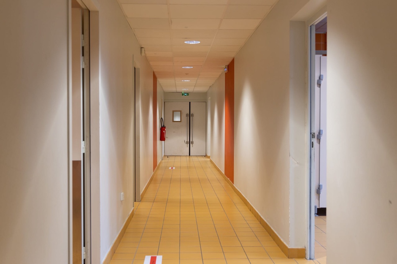 VN_GYMNASE-BOTTIERE-CHENAIE_couloir-vestiaires-sanitaires