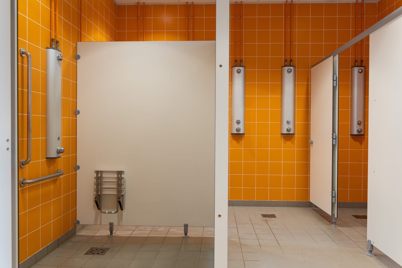 VN_GYMNASE-BOTTIERE-CHENAIE_douches-2