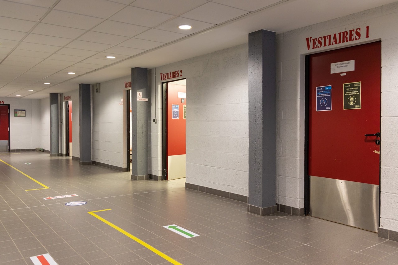 VN_GYMNASE-GIGANT_couloir-entree-et-vestiaires-2
