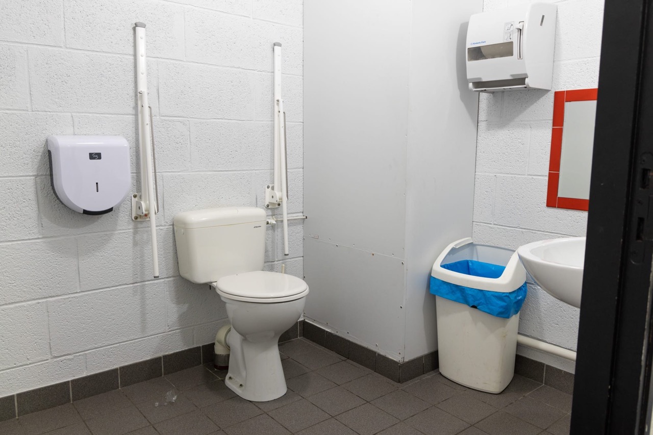 VN_GYMNASE-GIGANT_Toilettes-etage-PMR