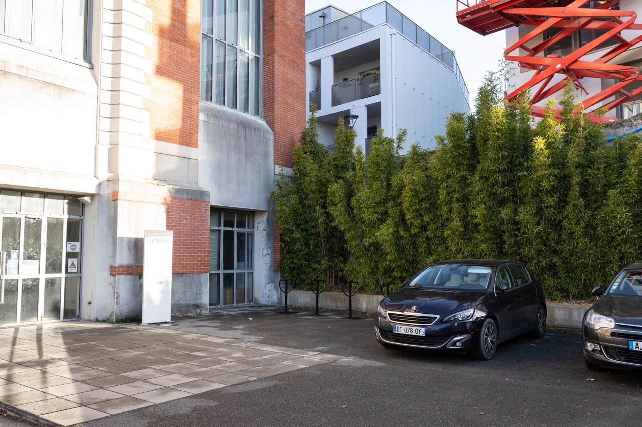 VN_GYMNASE-GIGANT_Vue-exterieure_stationnement