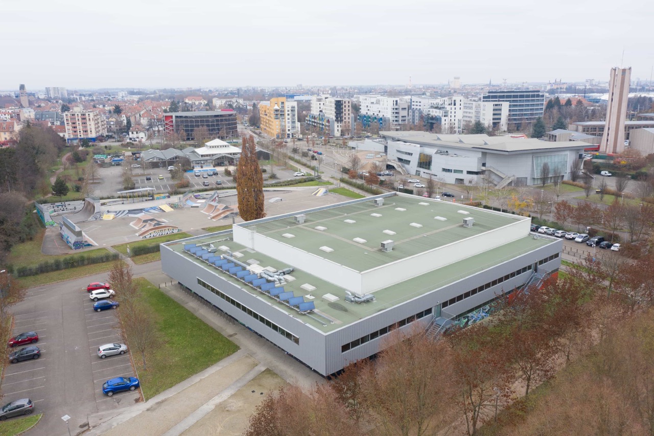 Vue-aerienne-gymnase-et-skate-park