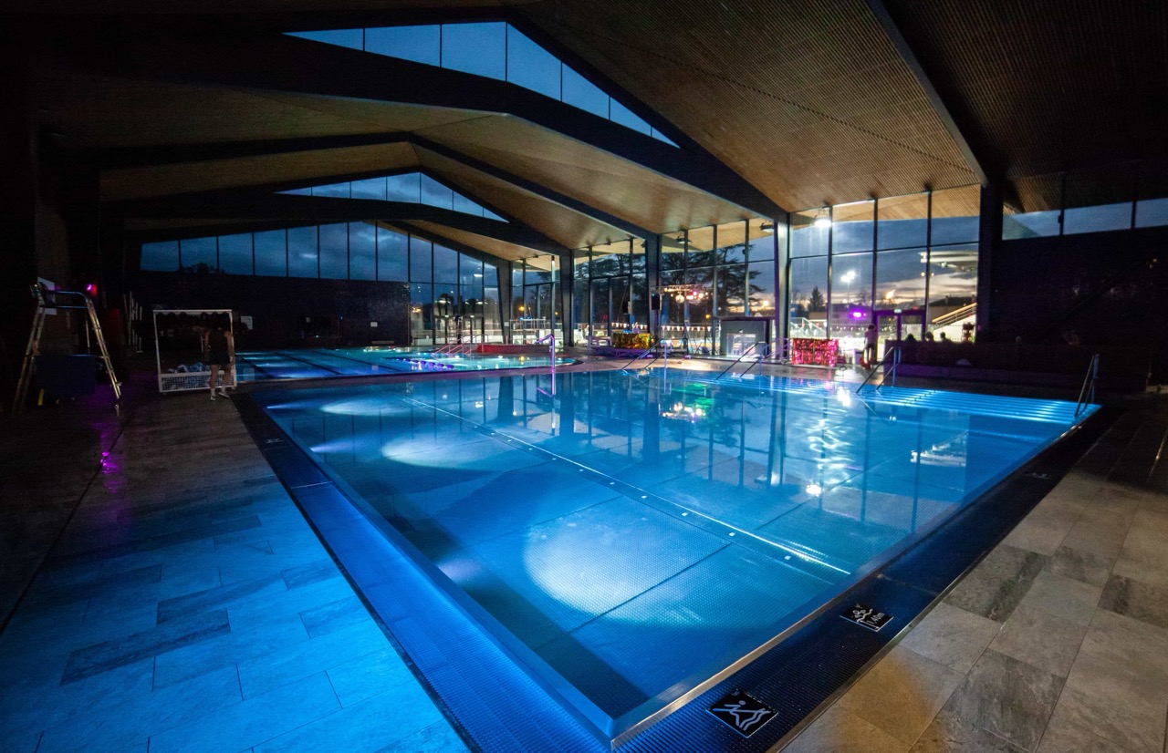 Vue_interieure_bassin_nocturne_Stade_Nautique_Pau