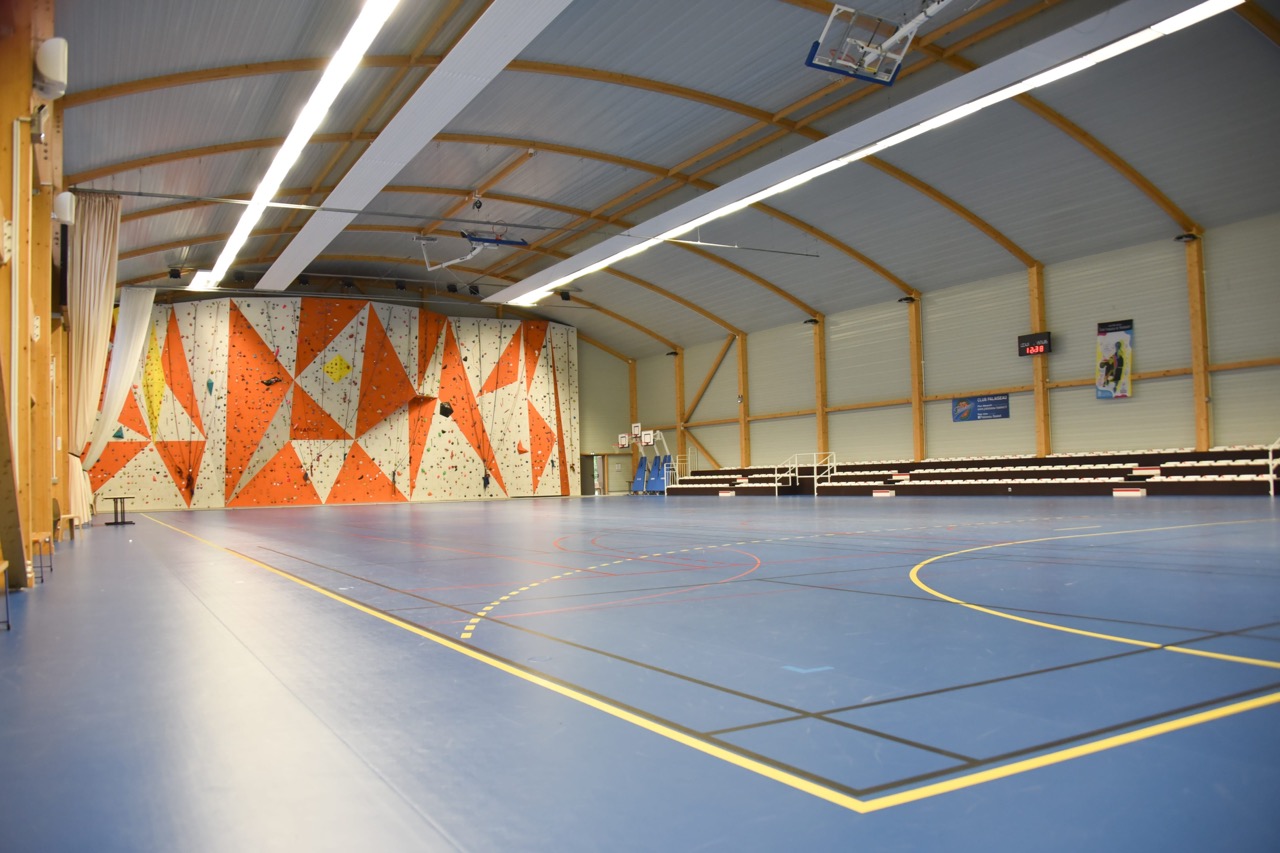 Vue-perspective-avec-mur-descalade-en-fond