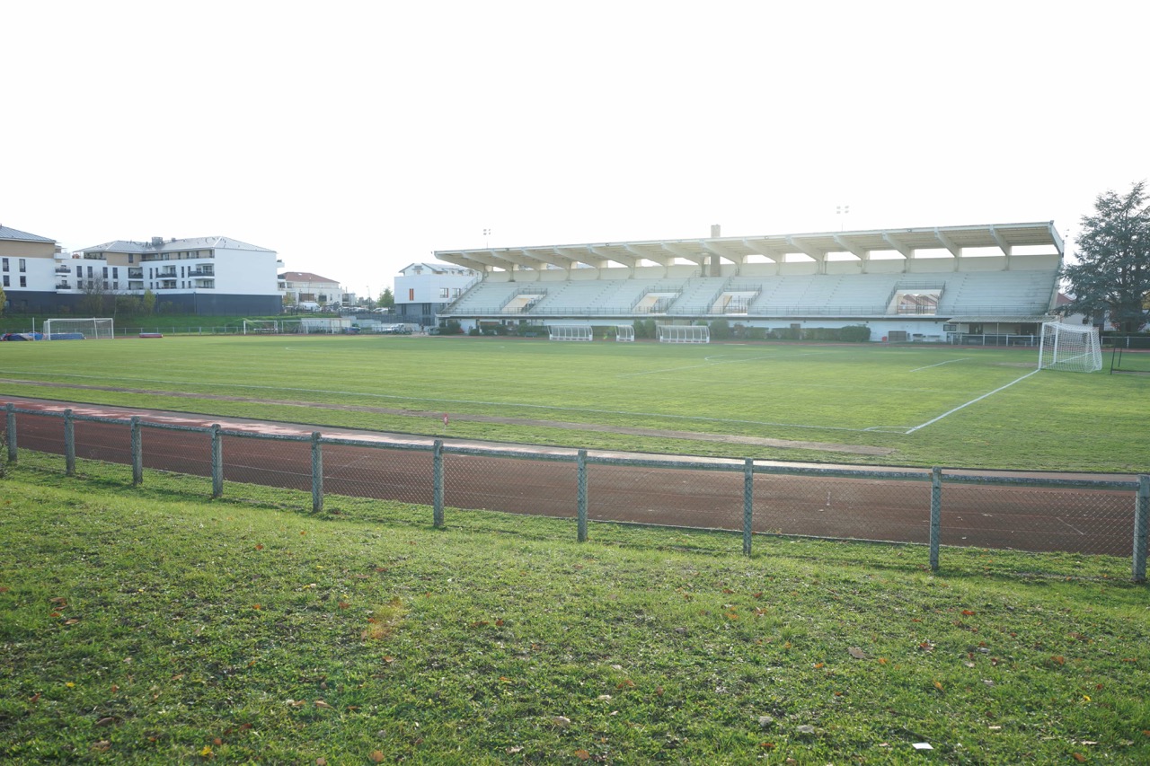 12-Terrain-en-gazon-multisport-couvert