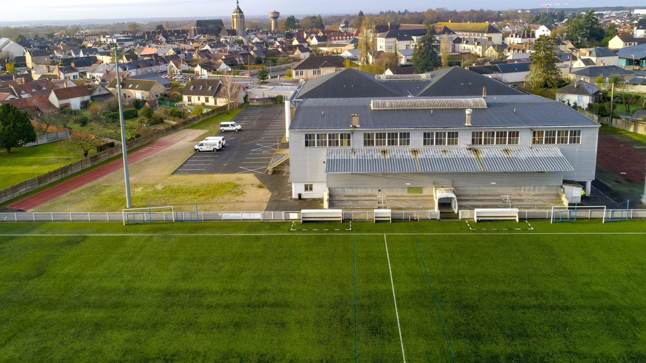 un-terrain-et-deux-gymnases