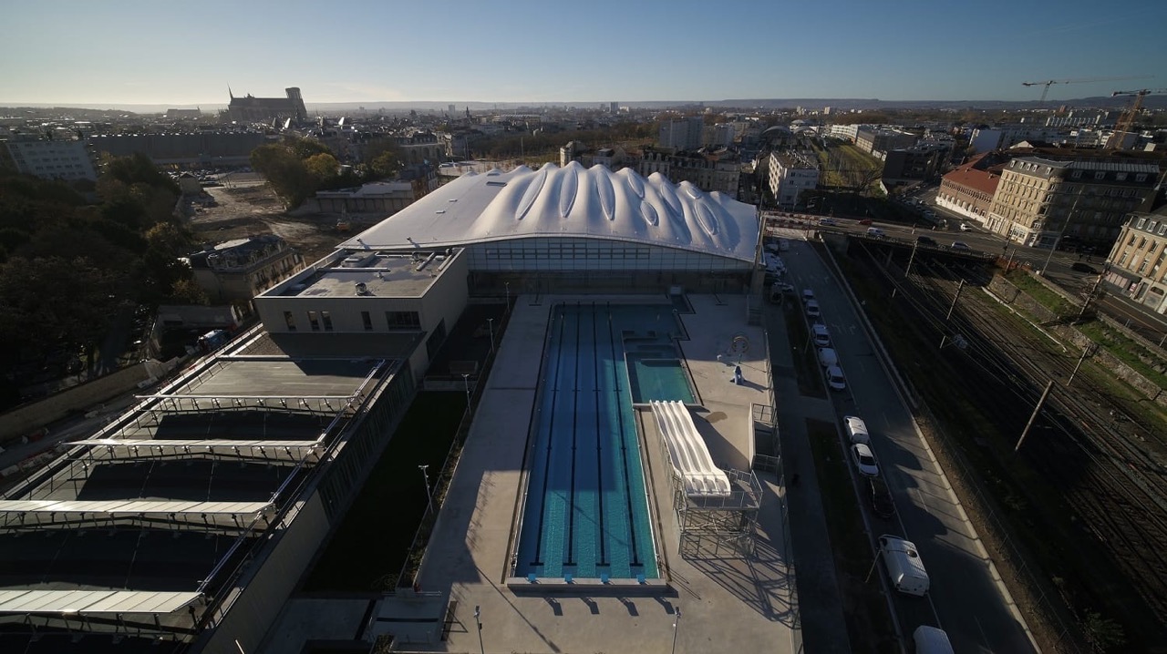 Vue-aerienne-en-longueur-bassin-exterieur