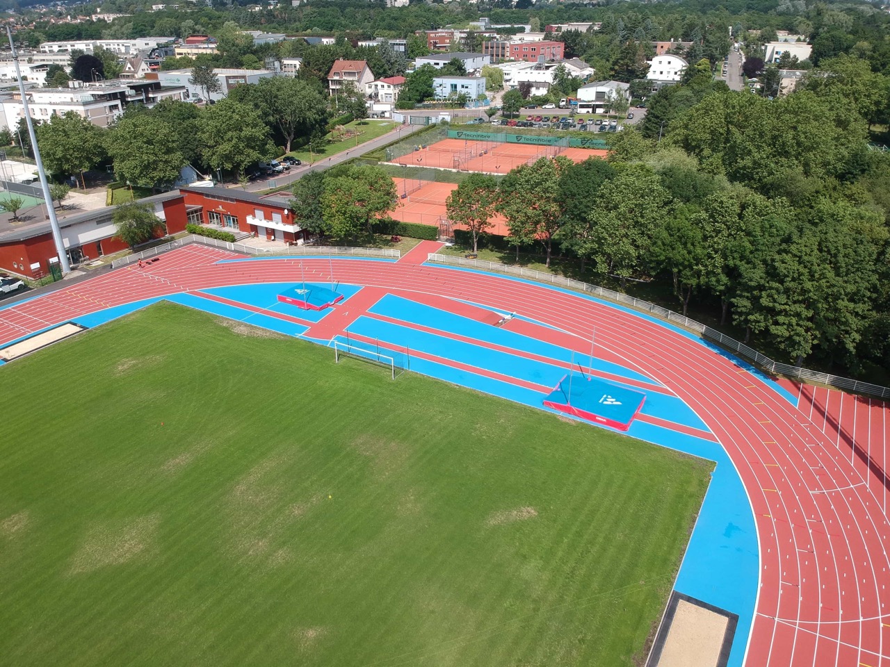 Vue-aerienne_Piste-athletisme-stade-G.-Suant_1