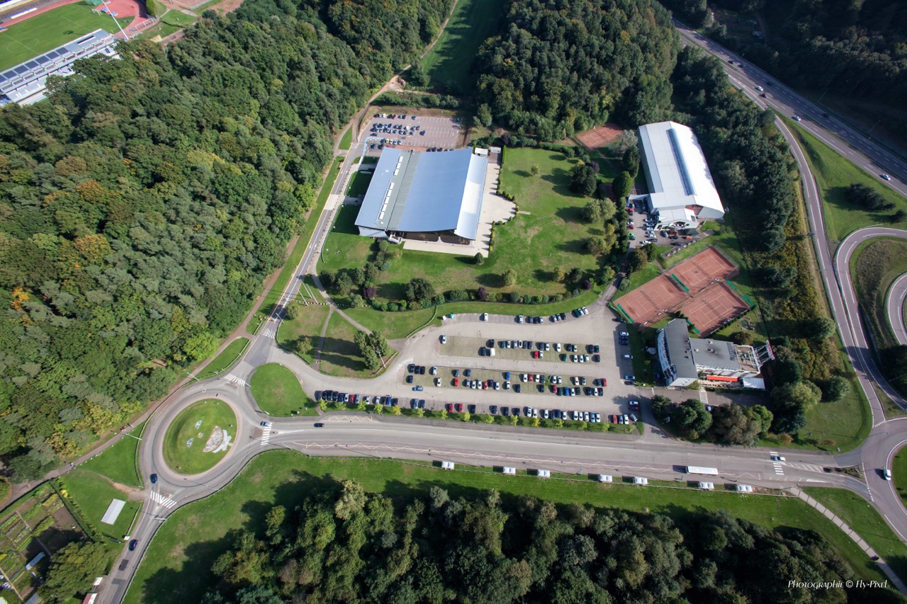 VUE-DENSEMBLE-PISCINE-ET-ACCES-ET-HOTEL