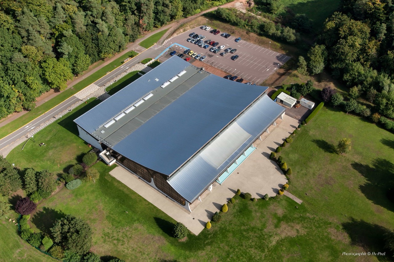 VUE-PISCINE-ET-PARKING-ET-PARC