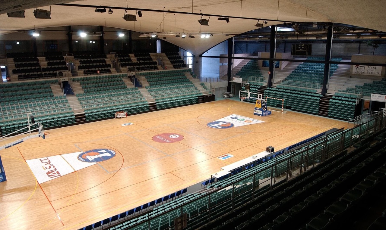 3-Palais-des-sports-Vue-des-aires-de-jeux-vides