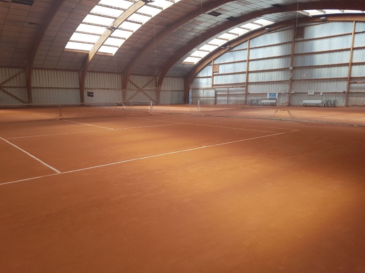 Courts-couverts-en-terre-battue