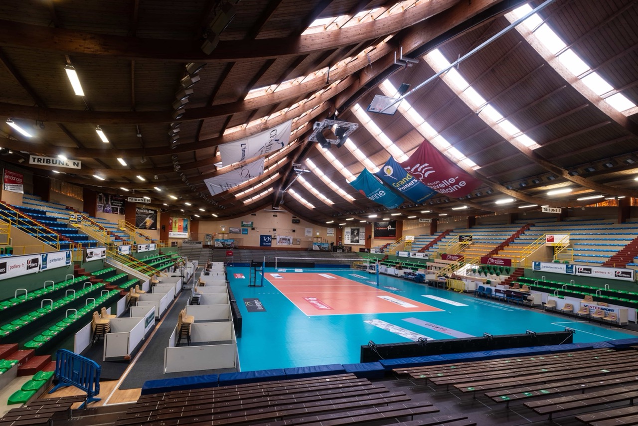 L.-Body-salle-de-volley