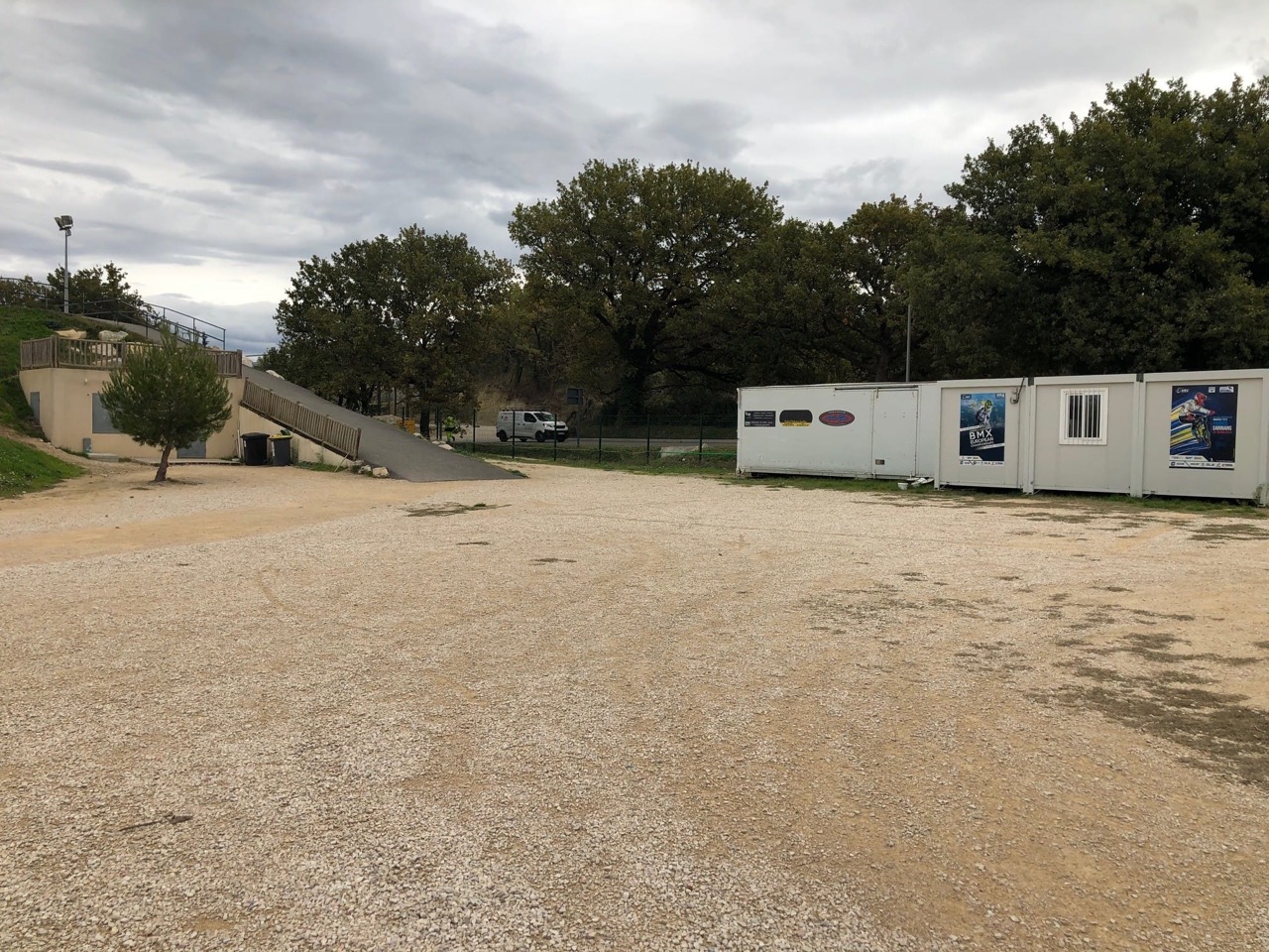 Parking-et-salle-de-reunion