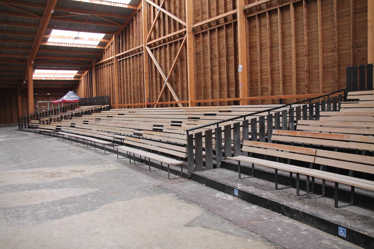 Pole_equestre_vendeen_manege_tribunes