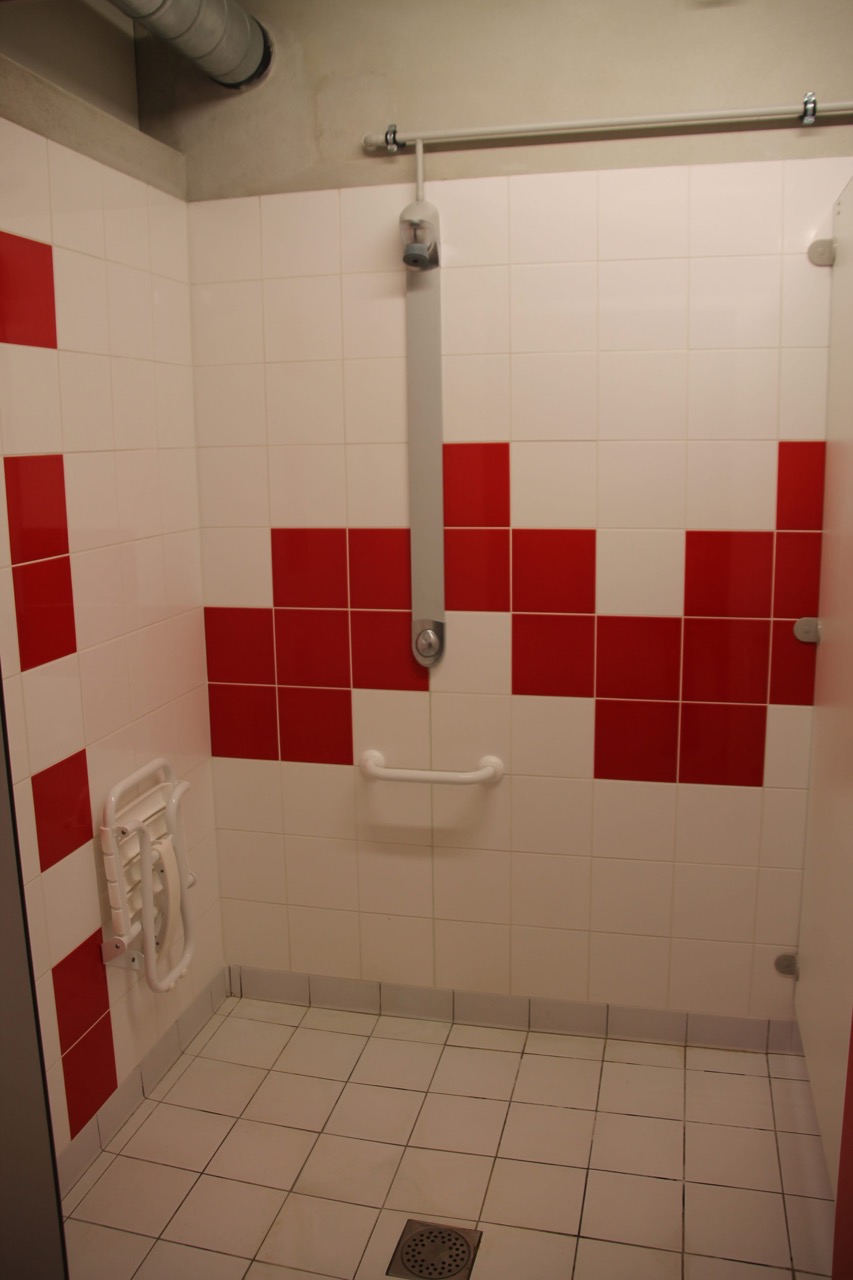 Salle_d_Armes_des_Sauniers_douche_PMR