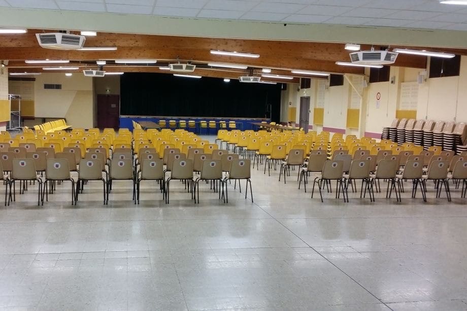 salle-des-fetes-bas-avec-chaises