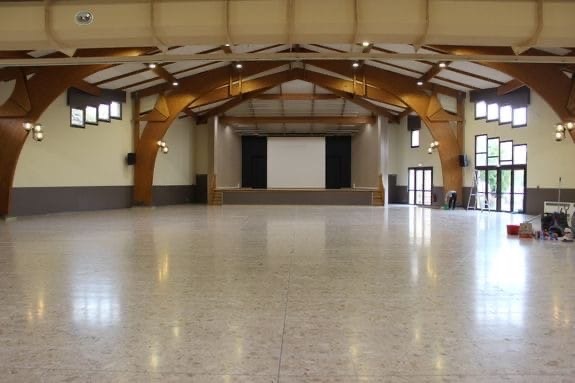 salle-des-fetes-vide