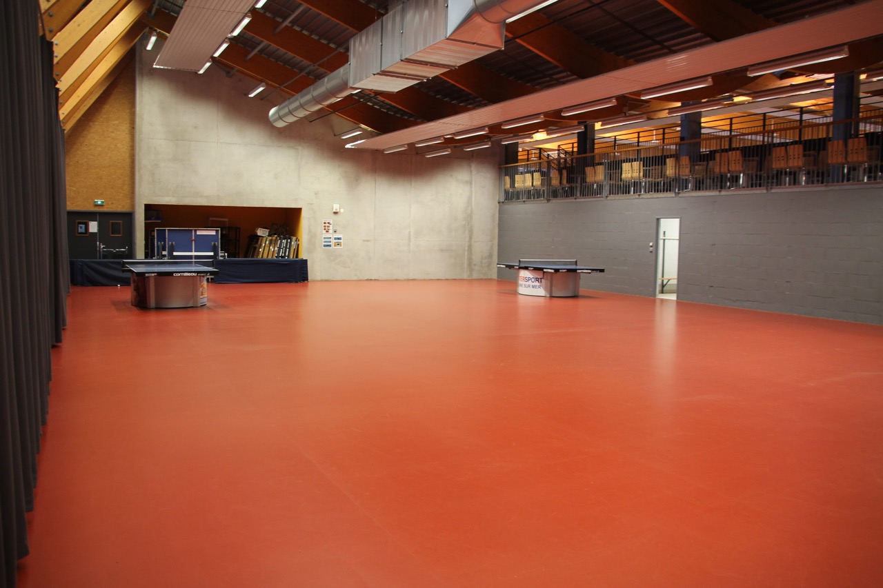 Salle_tennis_de_table_Coubertin_vide_nuit