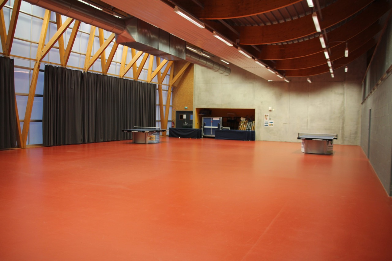 Salle_tennis_de_table_Coubertin_vide_nuit_2
