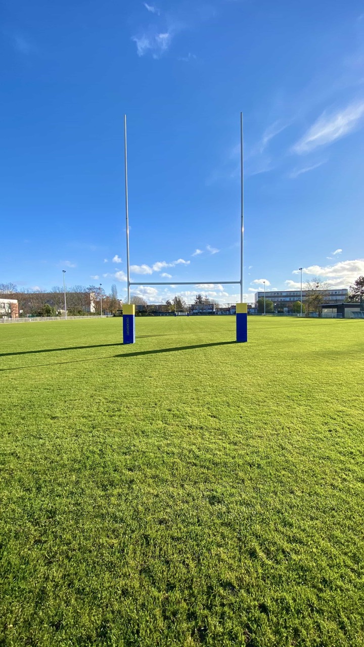 Stade-de-Beauregard-derriere-poteaux-portrait
