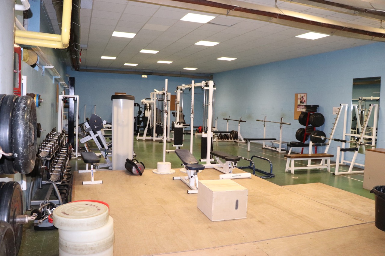 Vue-de-la-salle-dhalterophilie-du-gymnase-2