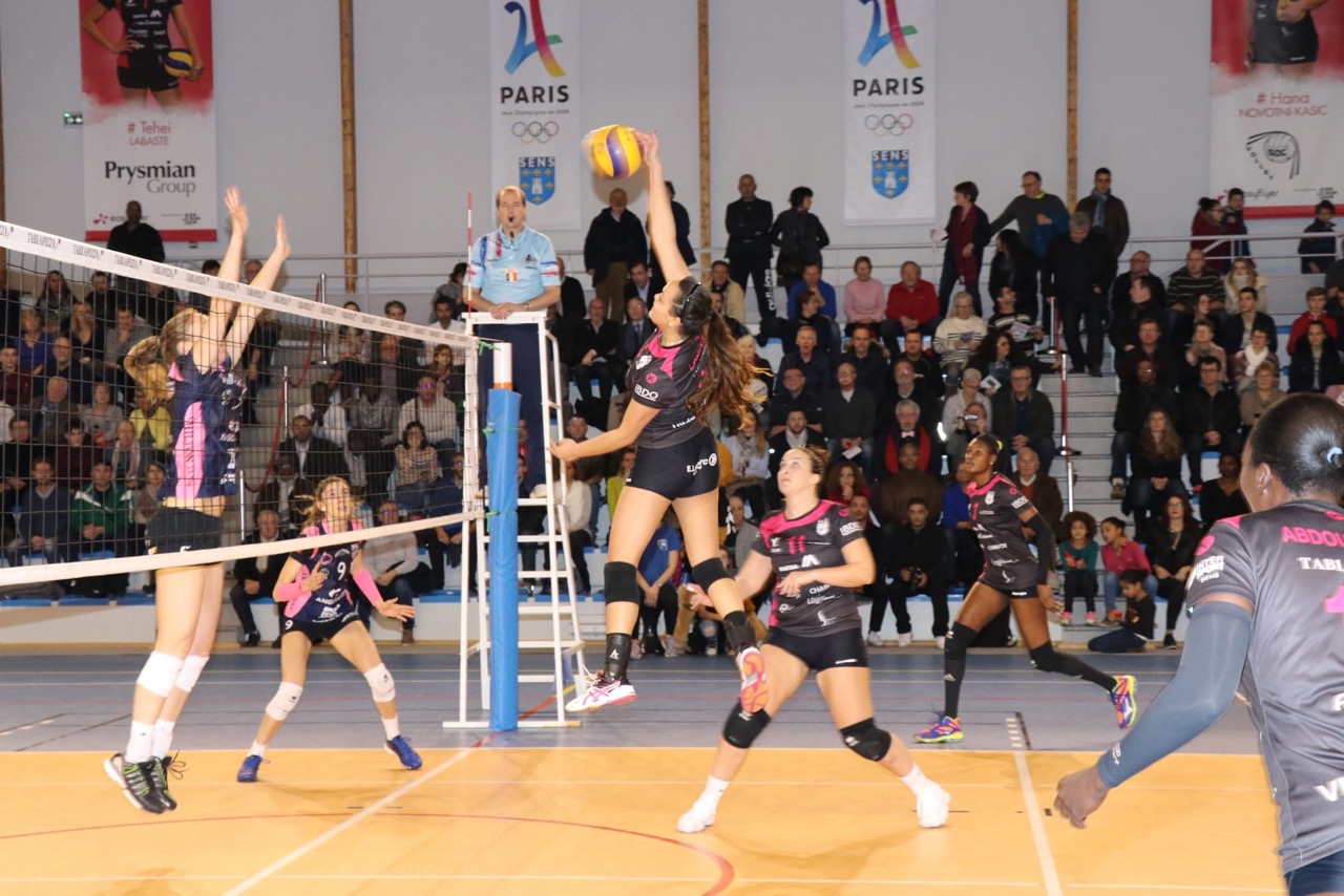 Vue-des-aires-de-jeu-en-utilisation-sportive-Match-volley-coupe-de-france