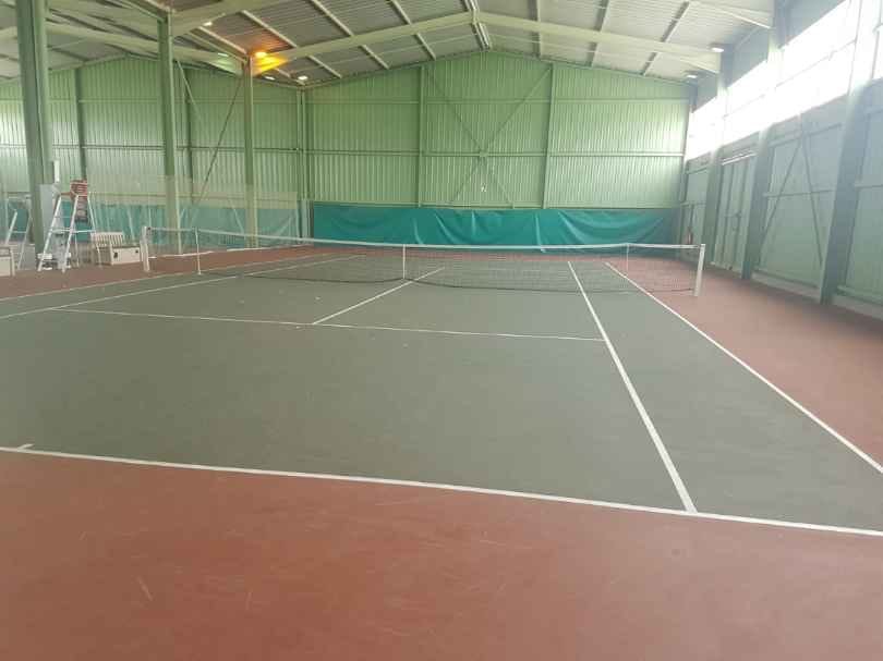 Vue-des-aires-de-jeu-vide-Courts-couverts-en-resine