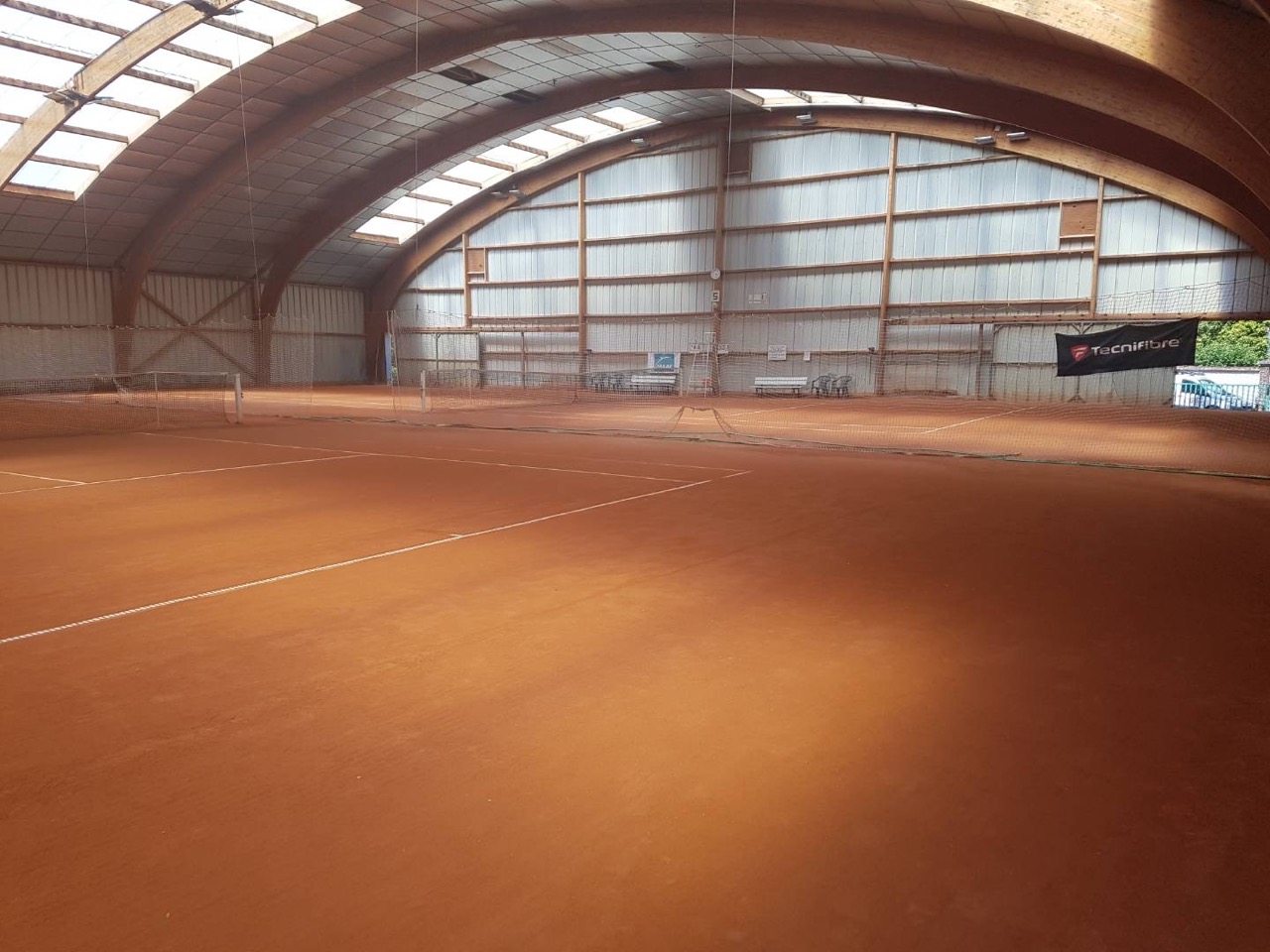 Vue-des-aires-de-jeu-vide-Courts-couverts-en-terre-battue
