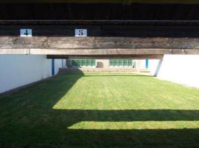 Vue-des-aires-de-jeu-vide-Pas-de-Tir-25M